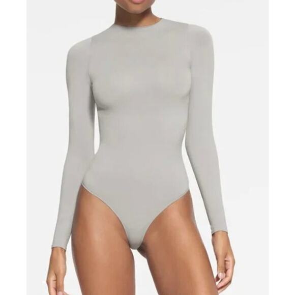 SKIMS Essential Bodysuit Crew Neck Long Sleeve Seamlesss Stretch  S/M - Picture 1 of 7